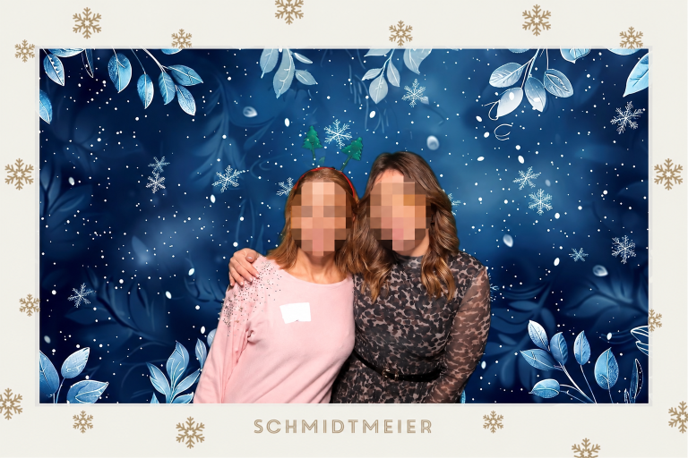 Zwei Gäste vor einem digitalen Winterhintergrund mit Schneeflocken und individuellem Weihnachtslayout, Gesichter verpixelt