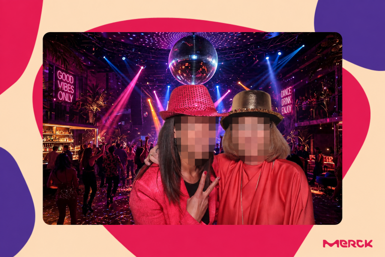 Zwei Gäste mit Partyhüten vor einem digitalen Discohintergrund im Fotolayout mit Merck-Logo, Gesichter verpixelt
