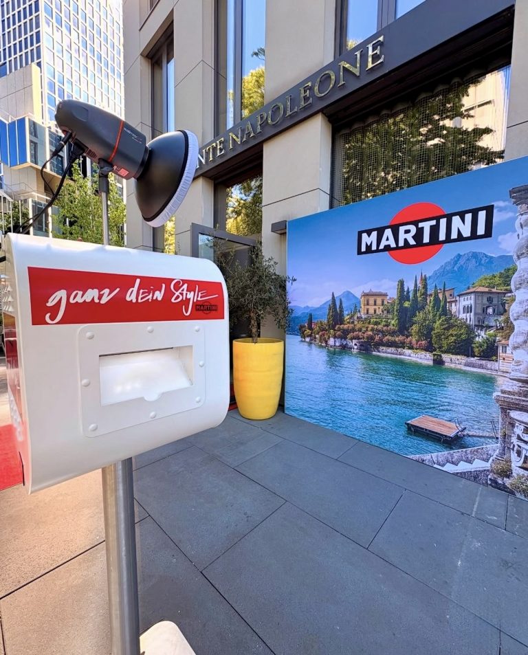 Fotobox Lite mit Studioblitz vor einem individuell gestalteten Martini-Fotohintergrund