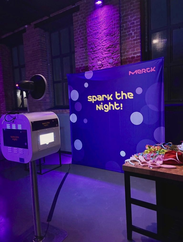 Fotobox Lite vor einer violetten Merck-Rückwand bei einer Unternehmensveranstaltung