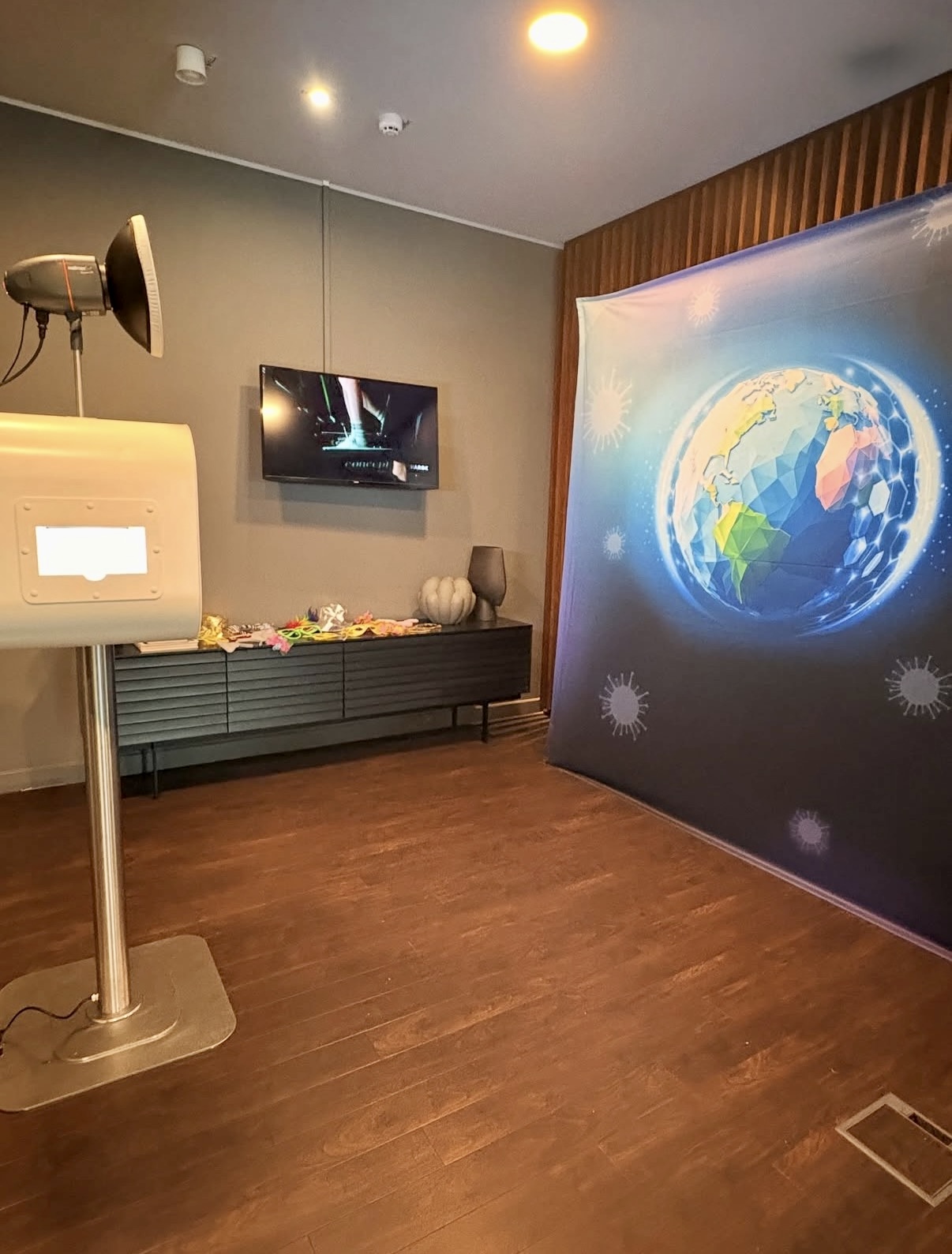 Fotobox mit individuell gestaltetem Veranstaltungshintergrund für Biotest