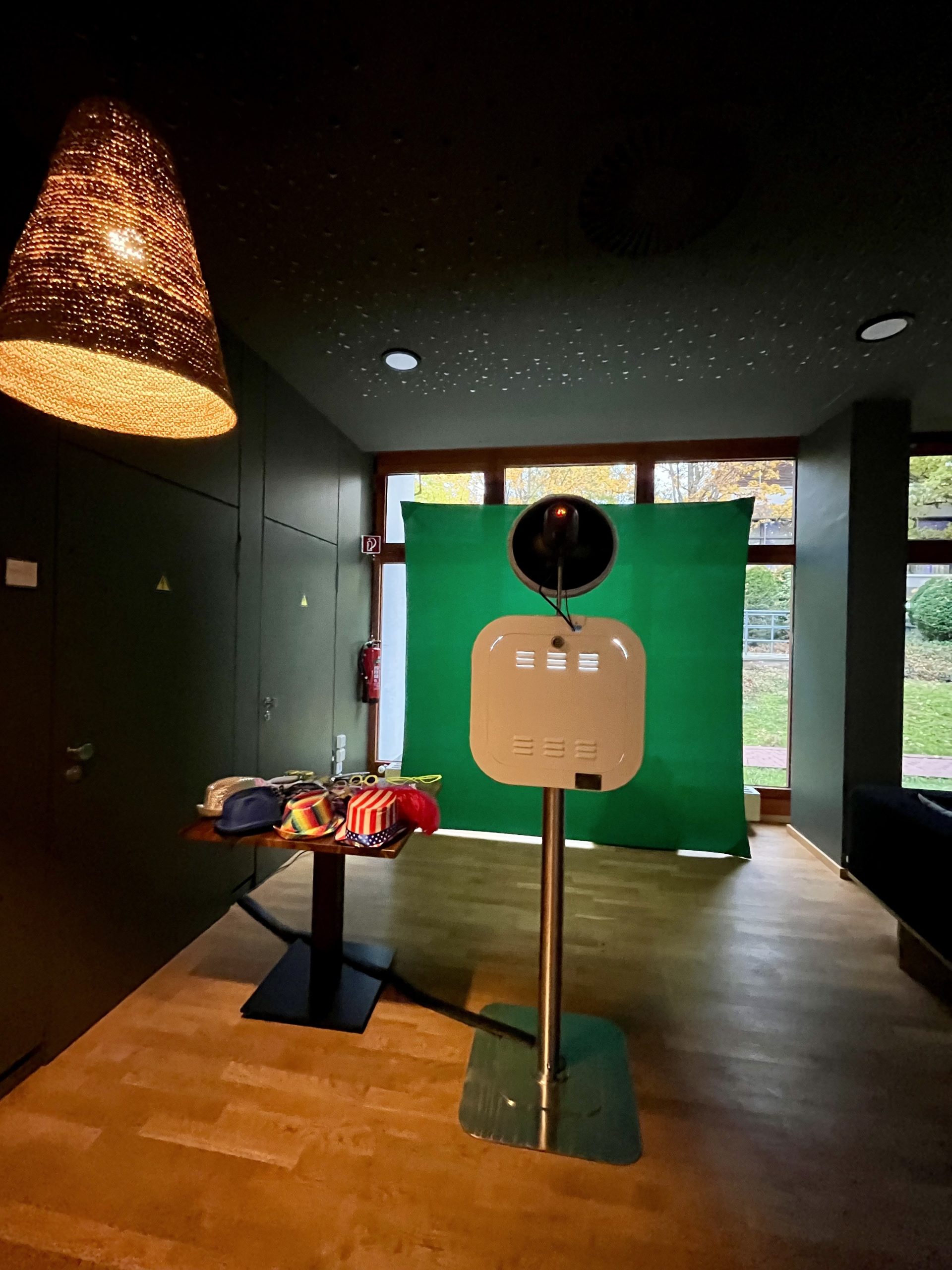 Fotobox Lite mit grünem Greenscreen und Accessoires-Tisch im Bold Campus Königstein