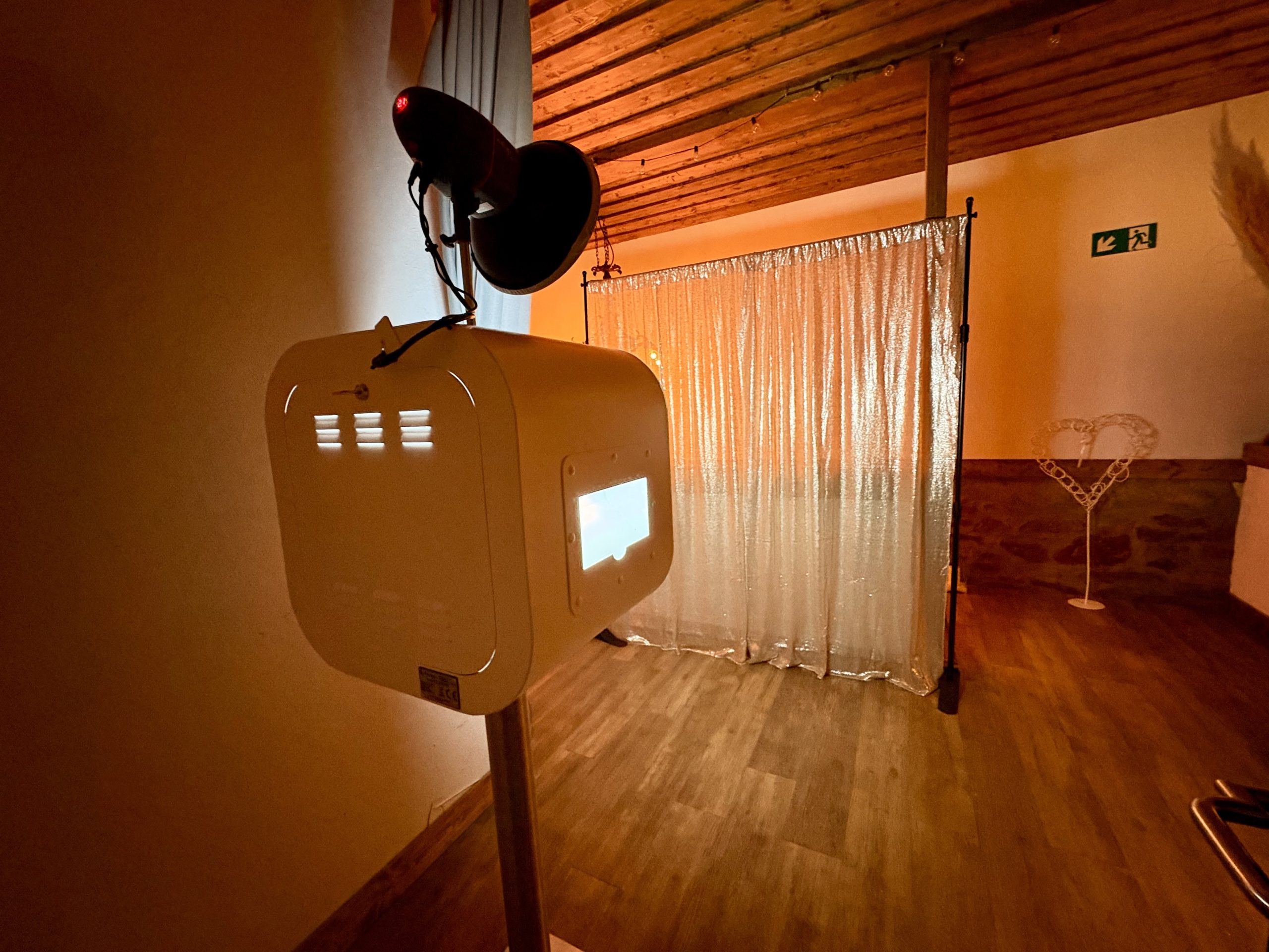 Fotobox Lite mit Studioblitz und schimmerndem Fotohintergrund bei warmem Licht in der Obermühle Langenselbold