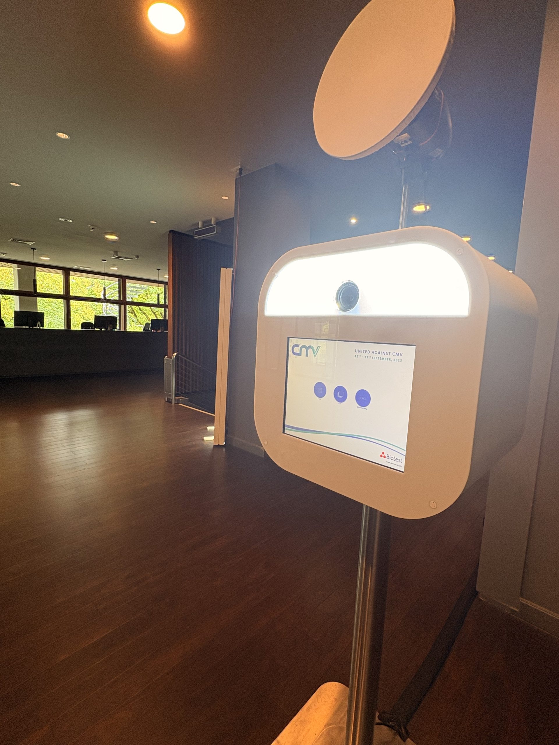 Fotobox Lite mit beleuchtetem Kamerabereich und individuell gestaltetem Startbildschirm im Bold Campus Königstein