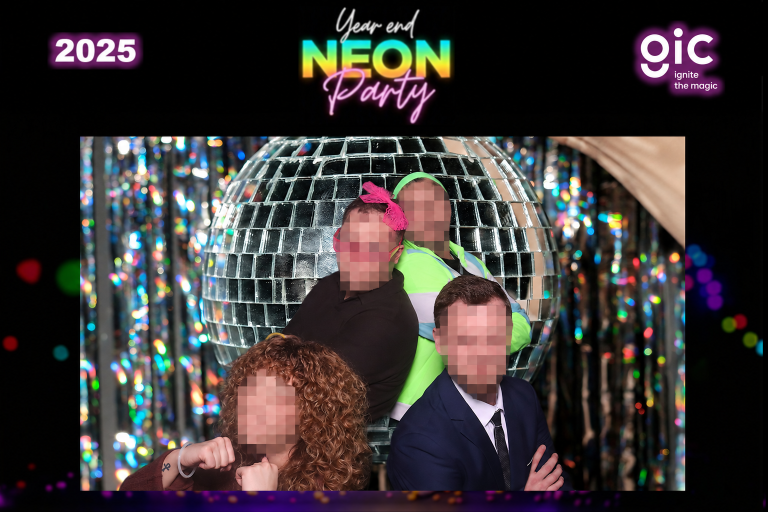 Vier Gäste vor einem digitalen Discokugel-Hintergrund im individuellen Fotolayout zur Neonparty, Gesichter verpixelt