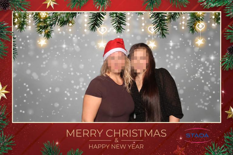 Zwei Gäste vor einem digitalen Weihnachtshintergrund mit Lichtern und Fotolayout mit STADA-Logo, Gesichter verpixelt